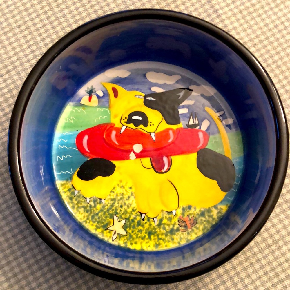 MARY NAYLOR DESIGNS 2005 DOG ON BEACH WITH FRISBEE HAND PAINTED DOG BOWL - #548